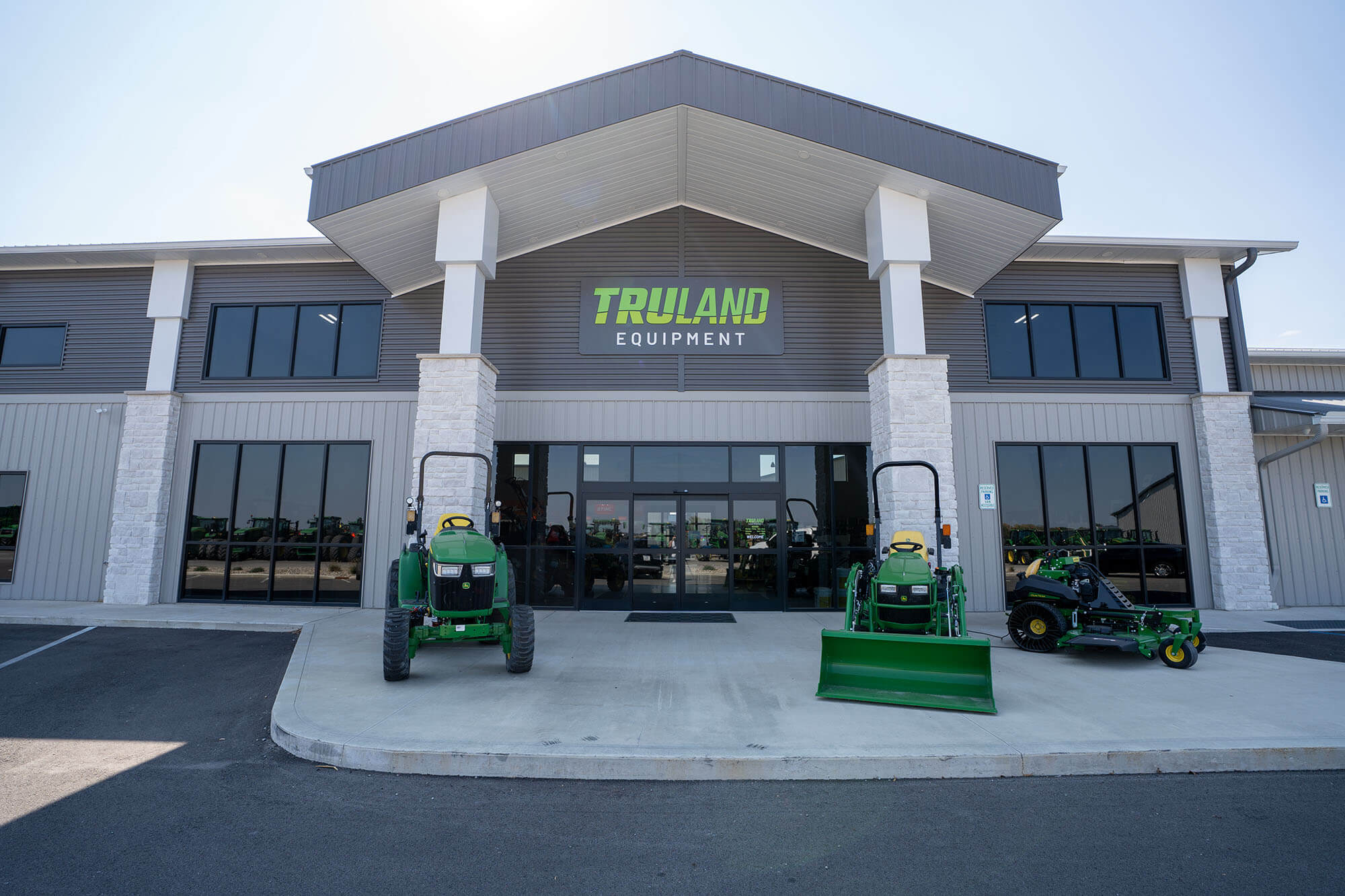 MB_Office-Showrooms_Image3 Branded Entryways & Customer Welcome Areas